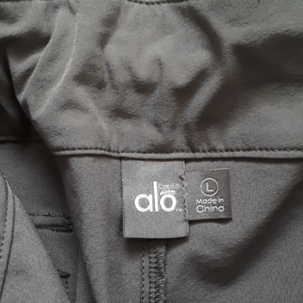ALO Yoga Coolfit Cargo Capri Pants - Picture 9 of 10